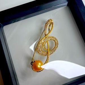 Gold diamonds music note brooch with yellow pearl